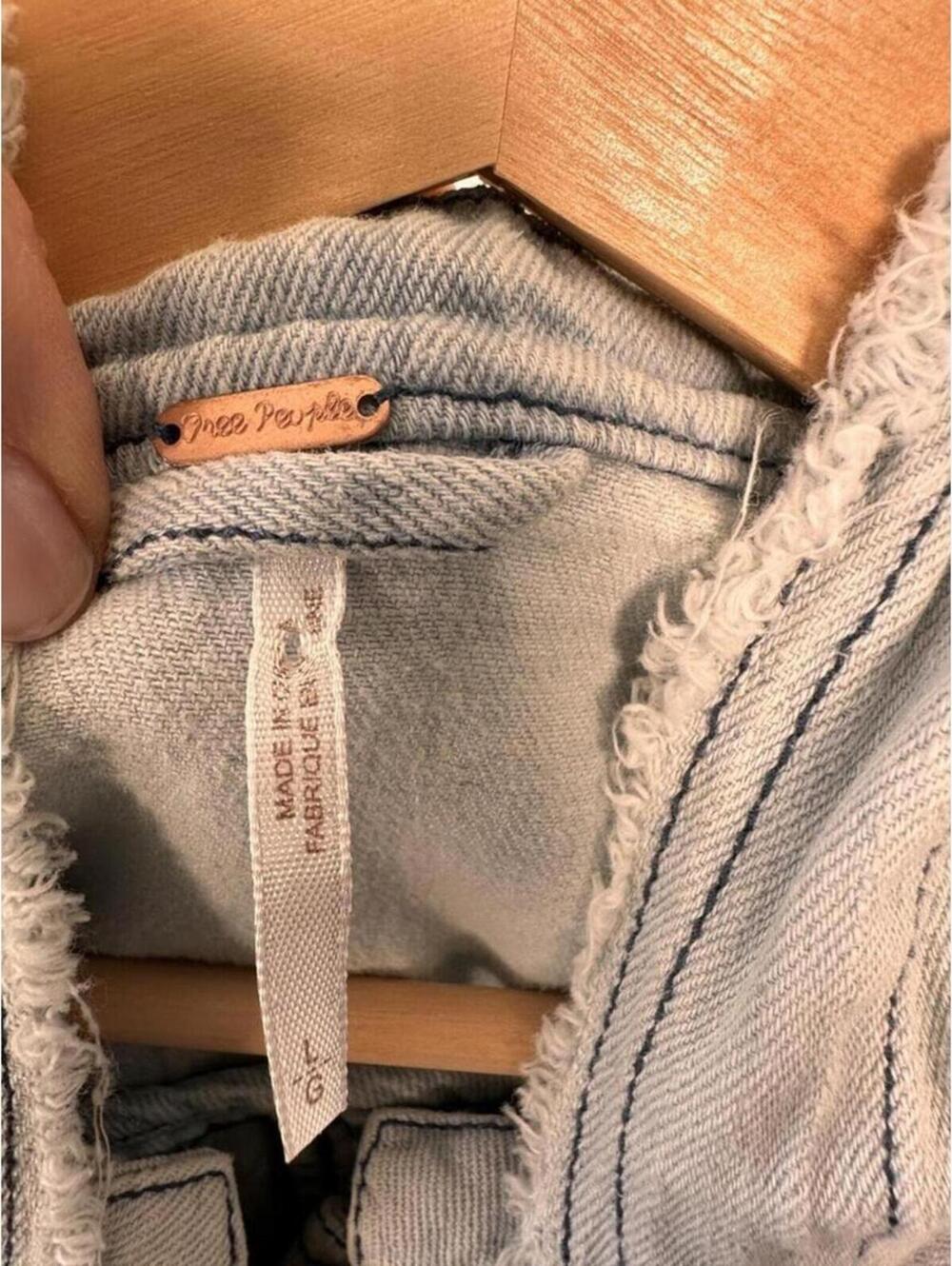 Free People Cropped Denim Jacket Hooded Raw Edge Light Wash Boho Festival L - Picture 8 of 8
